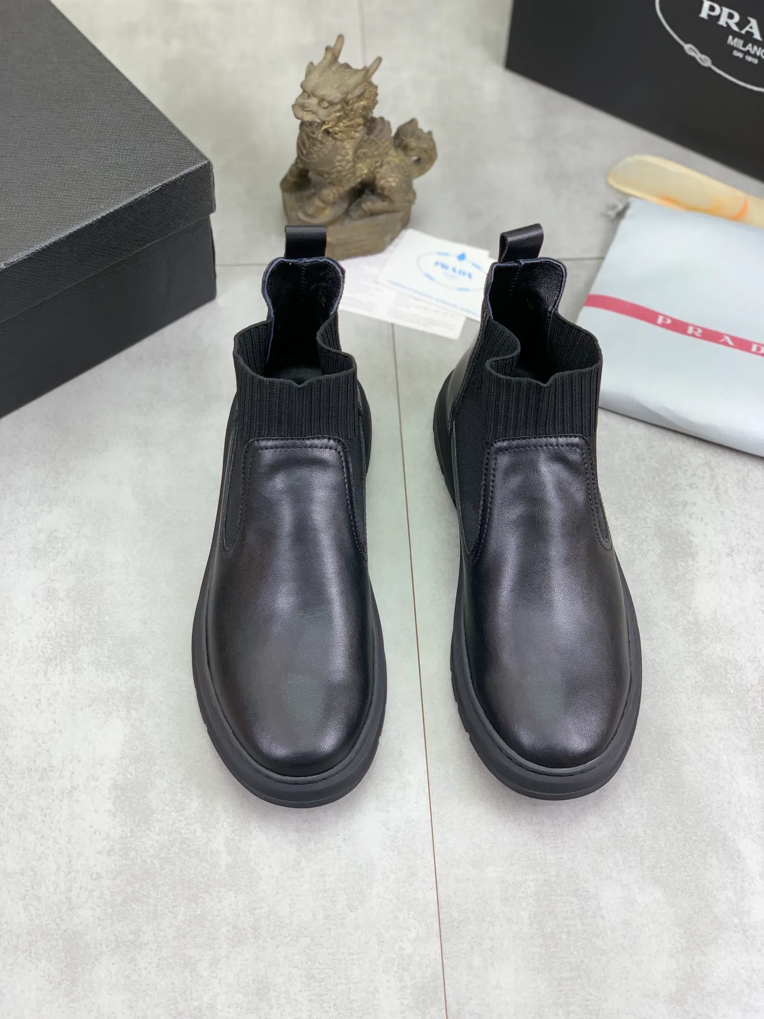 Men's shoes 💰P480 new style, sheepskin and velvet lining, new PRADA (Prada) high tops are on the market, new men's shoes, 😘 fabrics are selected from original imported calfskin. Soft sheepskin lining and warm fleece lining. The original version is awesome! 👍🏿Original open-molded non-slip PU outsole, with exquisite lines, simple and elegant, super comfortable and classy on foot, suitable for leisure travel. Code number:38-44